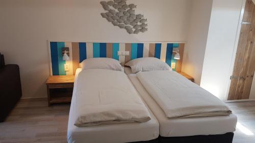 a pair of beds in a room at Riemens Residens in Zoutelande