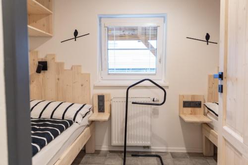 Zimmer mit einem Bett und einem Fenster in der Unterkunft Apartmány pod Ještědem in Liberec