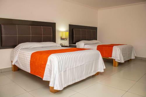 Ένα ή περισσότερα κρεβάτια σε δωμάτιο στο Hotel María Dolores San Luis Potosí