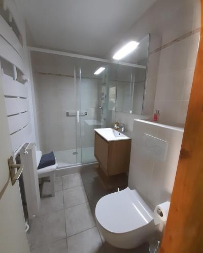 une salle de bain avec toilettes, lavabo et douche dans l'établissement MARSEILLE CALANQUES, à Marseille