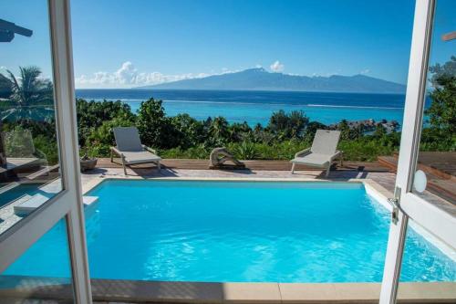 a swimming pool with a view of the ocean at Villa Ora in Teavaro