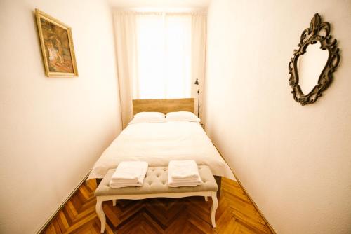 Un pat sau paturi într-o cameră la Apartament Stefan