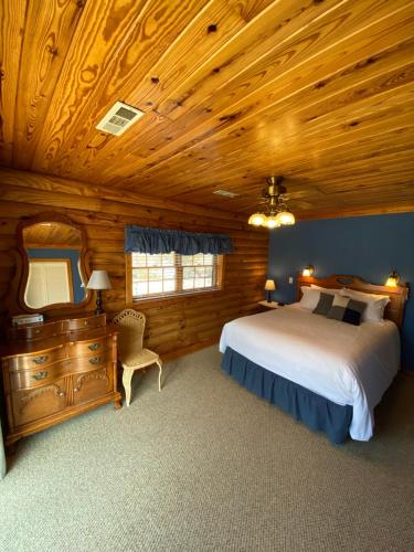 เตียงในห้องที่ Crown Lake Resort & RV