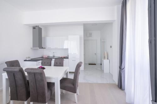 Гостиная зона в Montesun Apartments Bečići