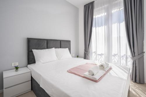 Кровать или кровати в номере Montesun Apartments Bečići