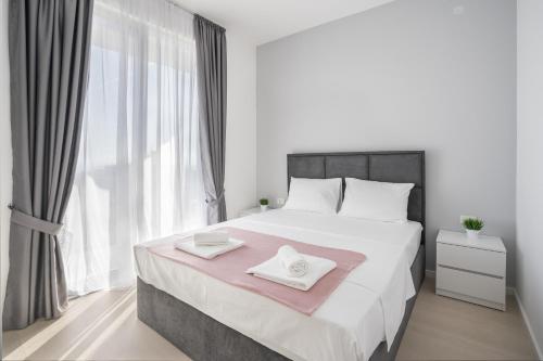 Un pat sau paturi într-o cameră la Montesun Apartments Bečići
