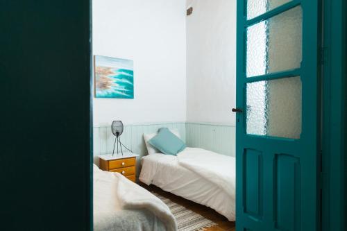 a room with a bedroom with a bed and a door at Casa Mamatita in Agüimes