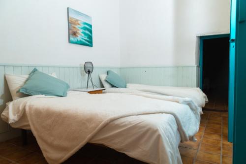 dos camas sentadas una al lado de la otra en una habitación en Casa Mamatita, en Agüimes