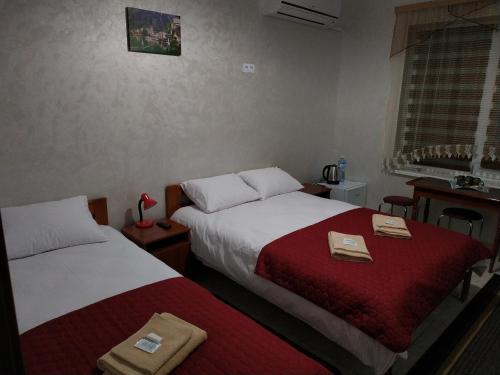 Yavoriv的住宿－Мотель "КАЛИНА"，两张位于酒店客房的床,配有毛巾