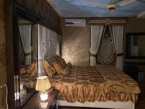เตียงในห้องที่ Burj Al Bahria Town Luxury Suites