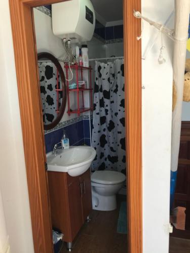 een badkamer met een wastafel en een toilet bij CasaPello SEAVIEW in Puerto de las Nieves