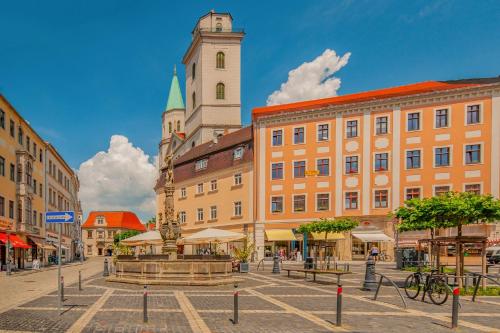 a city street with buildings and a clock tower at Wohlfühlzeit im Zittauer Gebirge in Zittau