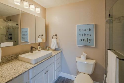 Et badeværelse på Sunset Chateau Beach Front Condo Star5Vacations