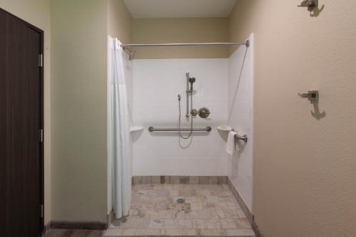 uma casa de banho com chuveiro e cortina de chuveiro em Hawthorn Suites By Wyndham Odessa em Odessa