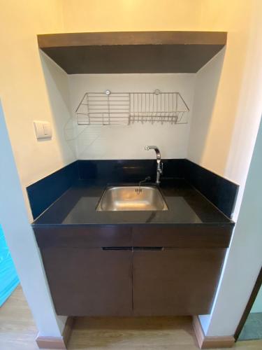 a kitchen with a sink in a room at Teddy@Thammasart in Pathum Thani
