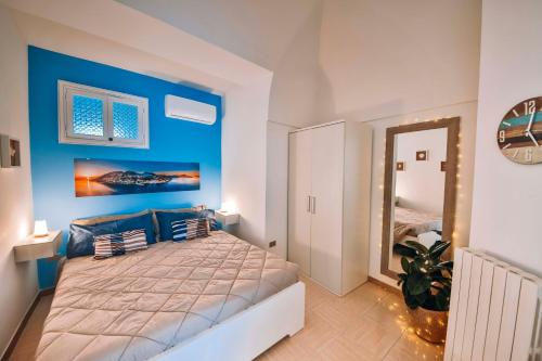 En eller flere senge i et værelse på CASA CHIARINA breathtaking sea view