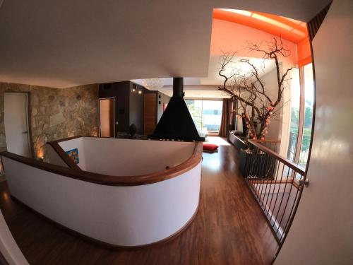 einen Flur mit Wendeltreppe in einem Haus in der Unterkunft Villa Zen Costa Brava in Lloret de Mar