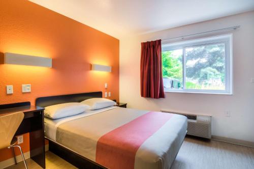 a hotel room with a bed and a window at Motel 6-Arlington Heights, IL - Chicago North Central in Arlington Heights