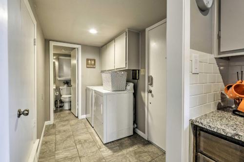 Η κουζίνα ή μικρή κουζίνα στο Bright n Breezy Waterfront Lake Granbury Getaway!