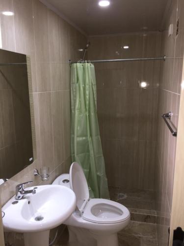 y baño con lavabo, aseo y ducha. en Hotel Cotubanama Samaná, en Santa Bárbara de Samaná