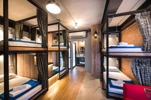 a room with a bunch of bunk beds at Sri Ayutthaya in Phra Nakhon Si Ayutthaya