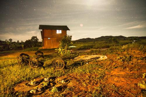 a small building with wheels in the middle of a field at Raizando Ecologia Humana in Alto Paraíso de Goiás