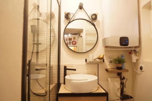 Bilik mandi di Maisonnette atypique en triplex au calme hyper-centre place du Ralliement