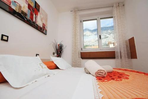 sypialnia z dużym łóżkiem i oknem w obiekcie Apartment JoviZ - 20m from the sea w Makarskiej