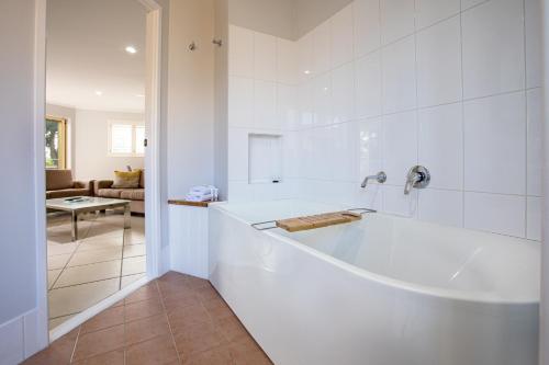 Ett badrum på Coolum Beach Getaway Resort