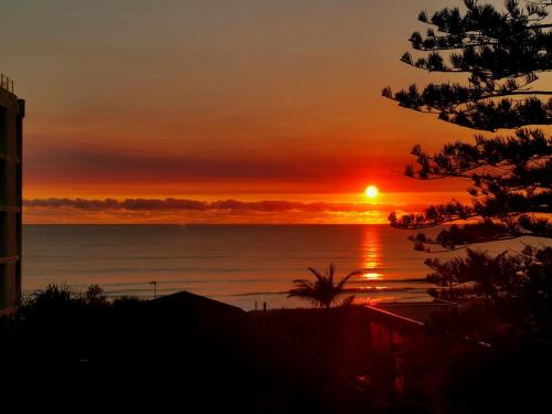 um pôr do sol da varanda de um condomínio em Surfers Chalet em Gold Coast