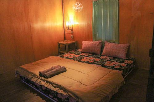 a bedroom with a large bed in a room at Pondok rinjani bungalow tetebatu in Tetebatu