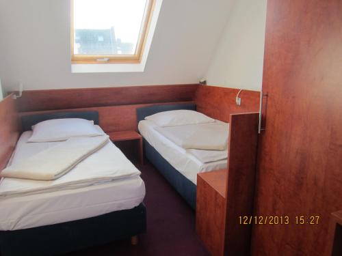 a room with two beds and a window at Altstadt Hotel Rheinblick in Düsseldorf