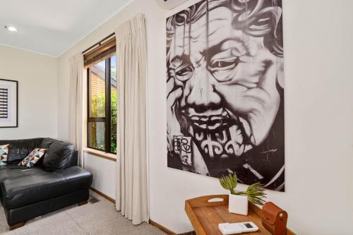 Ruang duduk di The Bird House - Kawaha Point, Rotorua. Stylish six bedroom home with space, views and relaxed atmosphere