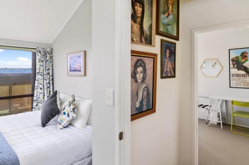 Katil atau katil-katil dalam bilik di The Bird House - Kawaha Point, Rotorua. Stylish six bedroom home with space, views and relaxed atmosphere