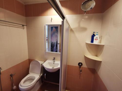 małą łazienkę z toaletą i umywalką w obiekcie Tanjung Tuan Regency Port Dickson Pool opened w mieście Port Dickson