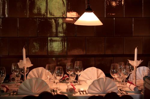 una mesa con copas de vino y platos en ella en Gasthaus Sonne, en Vörstetten