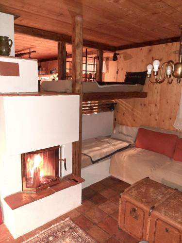 ボーデンスドルフにあるAlmhütte Chalet HIRSCHFISCHの暖炉と二段ベッドが備わる客室です。