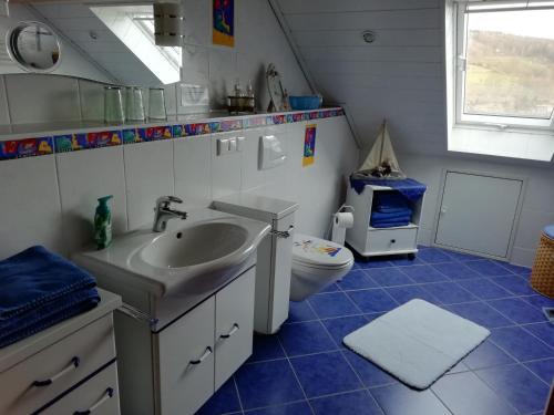 a bathroom with a sink and a toilet at Ferienwohnung Familie Schultheis in Marjoß