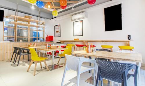 Un restaurante con mesas y sillas en una habitación. en Itsy Hotels D'Comfort Inn, en Hyderabad