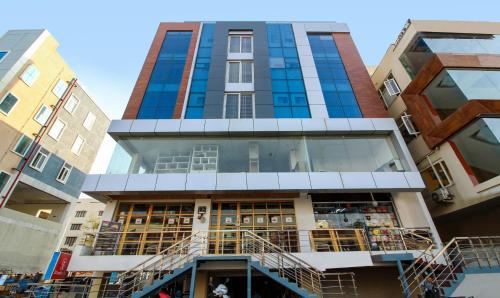 - un bâtiment en tallard avec un balcon en face dans l'établissement Itsy By Treebo - D'Comfort Inn, à Hyderabad