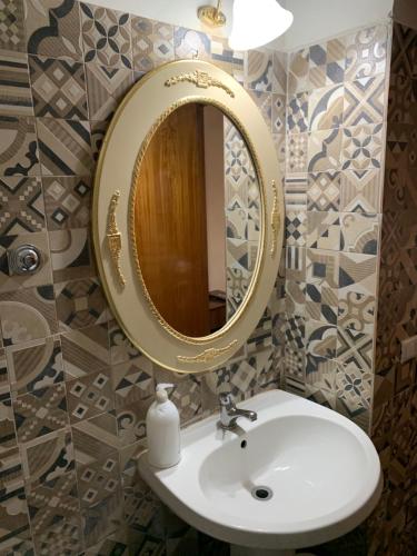 ナポリにあるbeb eliaのバスルーム(洗面台、鏡付)