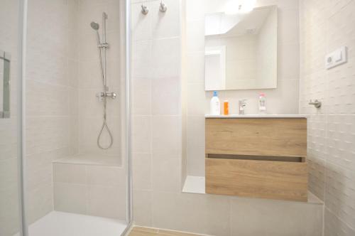 Ένα μπάνιο στο 7th floor beachfront apartment with stunning views