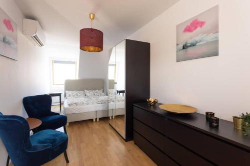 Pokój z komodą i sypialnią z łóżkiem w obiekcie Skyline Penthouse l LF44 w Wiedniu