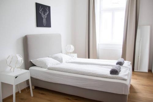 um quarto branco com uma cama e uma janela em Leopold I levestate em Viena
