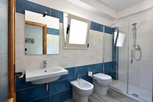 ein Bad mit einem Waschbecken, einem WC und einer Dusche in der Unterkunft Casa Cala Sisine in Santa Maria Navarrese