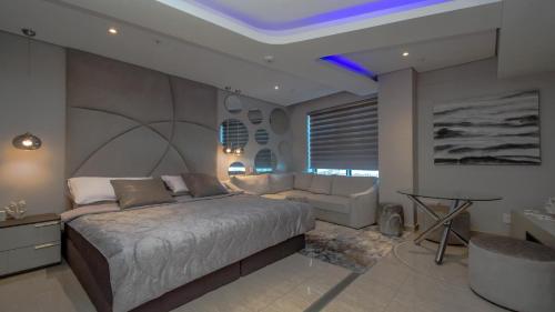 una camera con un grande letto e un divano di Pearls Lux - Inland facing a Durban