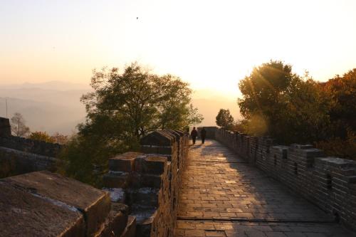 two people walking on the great wall of china at Brickyard Retreat at Mutianyu Great Wall Adjoin to Mutianyu Great Wall - Room with the View of Great Wall - Chinese massage experience - Vehicle Shuttle Service - International Catering - SPA& Nail Beauty Facilities in Huairou