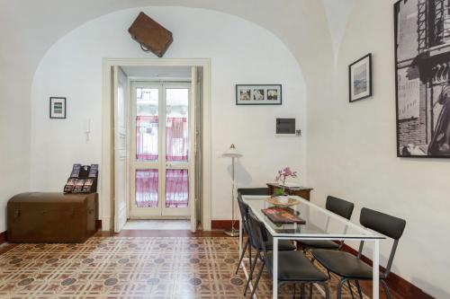 uma sala de estar com mesa e cadeiras em Da Gianni e Lucia Rooms with bathroom in the city center em Catânia