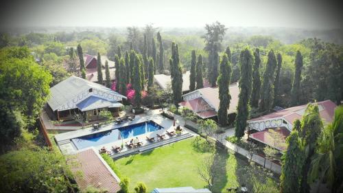 蒲甘的住宿－紅寶石真實酒店，享有带游泳池和树木的房屋的空中景致