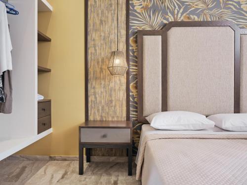 Una cama o camas en una habitación de Mavrias Complex